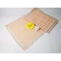 Lachsfarbener Tischläufer Mit Spitz in Beige/Deckchen Tischdecke Bohemian Style Boho 108 X 40 cm 42.1/2" 15.3/4" Lachsfarbener Tischläufer Mit Spitz in Beige/Deckchen Tischdecke Bohemian Style Boho 108 X 40 cm 42.1/2" 15.3/4" von Gernewieder