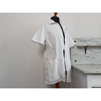 Retro Kasack/Vintage Berufsbekleidung Weiße Kittelschürze Aus Baumwolle Weißer Kittel Arztjacke Retro Kasack/Vintage Berufsbekleidung Weiße Kittelschürze Aus Baumwolle Weißer Kittel Arztjacke von Gernewieder