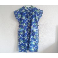 Retro Schürze Aus Dederon/Hauskleid Ddr Kittelschürze Dederonschürze Vintage Mode Veb Cottana Mühlhausen Retro Schürze Aus Dederon/Hauskleid Ddr Kittelschürze Dederonschürze Vintage Mode Veb Cottana Mühlhausen von Gernewieder