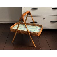 Retro Tablett Aus Den 1980Er Jahren/Rattan-Korbgeflecht "Frühstück Im Bett" Stehtablett Serviertablett Mit Füßen Und Henkel von Gernewieder