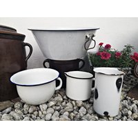 Set Aus Weißer Emaille/4 Teile Schüsseln Milchtopf Nachttopf Cottage Chic Weiß Mit Schwarzem Od. Blauem Rand Vintage Garten von Gernewieder