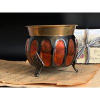 Vintage Blumentopf Mit 3 Füßchen/Kleiner Übertopf Aus Messing Patina von Gernewieder