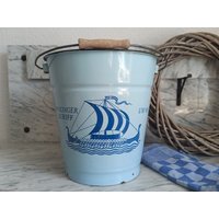 Vintage Eimer/Emailleeimer Bedruckter Motiv Wikingerschiff 10 Litereimer Hellblau Vintage Eimer/Emailleeimer Bedruckter Motiv Wikingerschiff 10 Litereimer Hellblau von Gernewieder