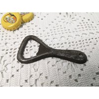 Vintage Flaschenöffner/Öffner Für Kronkorken 60Er Mit Schriftzug Vintage Flaschenöffner/Öffner Für Kronkorken 60Er Mit Schriftzug von Gernewieder