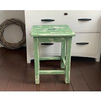 Vintage Hocker/Grüner Küchenhocker Lackierter Sitzhocker Shabby Stabiler Tritt Aus Holz Blumenhocker Holzhocker von Gernewieder