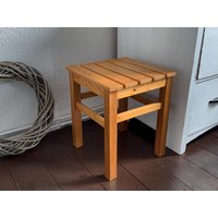 Vintage Hocker Aus Holz/Alter Küchenhocker Holzhocker, Blumenhocker, Saunahocker Vintage Hocker Aus Holz/Alter Küchenhocker Holzhocker, Blumenhocker, Saunahocker von Gernewieder