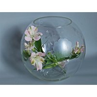 Vintage Kugelvase Mit Floralem Dekor/Ball-Vase Tulpenvase Aus Glas 1950Er Jahre von Gernewieder