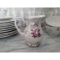 Vintage Milchkännchen/Kahla Porzellan Perlmutt-Dekor 1970Er Jahre Alte Serie Rose Und Perlmutt Vintage Milchkännchen/Kahla Porzellan Perlmutt-Dekor 1970Er Jahre Alte Serie Rose Und Perlmutt von Gernewieder