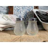 Vintage Pfeffer Und Salzstreuer 6, 5 cm 2.5"/Glas-streuer Für Salz Pressglas U. Metall Vintage Pfeffer Und Salzstreuer 6, 5 cm 2.5"/Glas-streuer Für Salz Pressglas U. Metall von Gernewieder