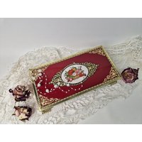 Vintage Pralinenschachtel in Rot Und Gold Mit Rosendekor/ Blechschachtel/Blechdose Geschenkbox Vintage Pralinenschachtel in Rot Und Gold Mit Rosendekor/ Blechschachtel/Blechdose Geschenkbox von Gernewieder