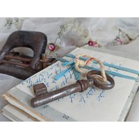 Vintage Zimmerschlüssel/Alter Schlüssel Mit Patina Bartschlüssel Skelettschlüssel Altbauwohnung Brocante 7, 5 cm Vintage Zimmerschlüssel/Alter Schlüssel Mit Patina Bartschlüssel Skelettschlüssel Altbauwohnung Brocante 7, 5 cm von Gernewieder