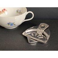 Vintage Zitronenpresse Wmf/Kleine Quetsche Aus Metall Fingerpresse Für Zitronen Vintage Zitronenpresse Wmf/Kleine Quetsche Aus Metall Fingerpresse Für Zitronen von Gernewieder
