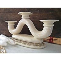 Weißer Kerzenständer Aus Porzellan Mit Goldrand, Kerzenhalter, Weiß, Creme, Gold, 3Flammig Weißer Kerzenständer Aus Porzellan Mit Goldrand, Kerzenhalter, Weiß, Creme, Gold, 3Flammig von Gernewieder