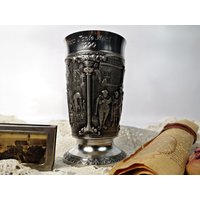 Zinnkelch Sks-Zinn 95% Zinnbecher Mit Gravur Zum 60. Geburtstag/Sammler Zinnkrug 13, 5 cm 5.3" 1990 Anni Carl Spitzweg Motive Zinnkelch Sks-Zinn 95% Zinnbecher Mit Gravur Zum 60. Geburtstag/Sammler Zinnkrug 13, 5 cm 5.3" 1990 Anni Carl Spitzweg Motive von Gernewieder
