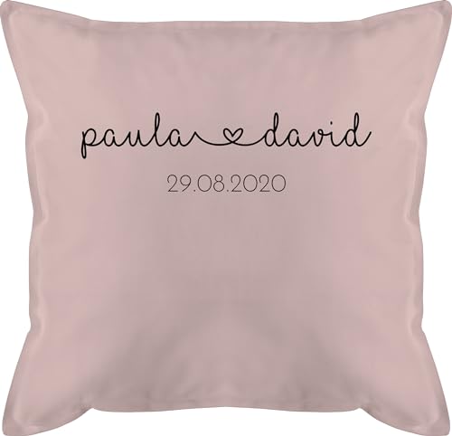 Kissen 50x50 - Hochzeit - Partner Jahrestag Datum Hochzeitstag Verlobung - 50 x 50 cm - Hellrosa - hochzeits für Paare schmusekissen pärchen personalisierte Gift verliebte Pillow Geschenke von Geschenk mit Namen personalisiert by Shirtracer