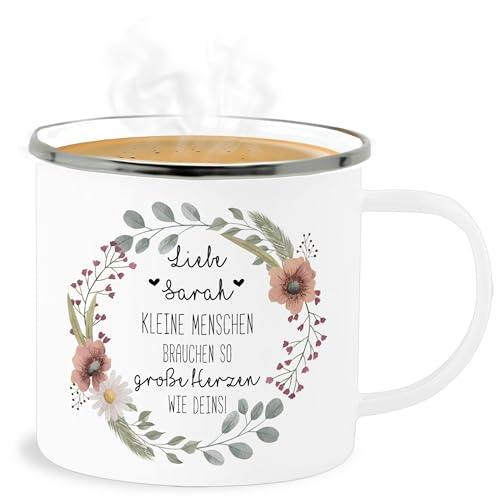 Emaille Becher Blechbecher - Erzieher - Kleine Menschen brauchen so große Herzen wie deins | Erzieherin Geschenk | Tagesmutter Geschenke | Krippe Abschiedsgeschenk KiGa - 300 ml - Weiß Silber Emaille Becher Blechbecher - Erzieher - Kleine Menschen brauchen so große Herzen wie deins | Erzieherin Geschenk | Tagesmutter Geschenke | Krippe Abschiedsgeschenk KiGa - 300 ml - Weiß Silber von Geschenk mit Namen personalisiert by Shirtracer
