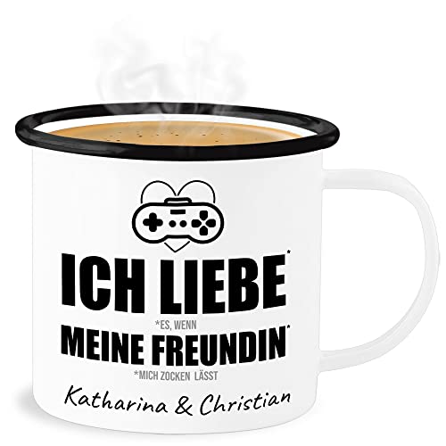 Emaille Becher Blechbecher - Partner Tasse - Ich liebe es wenn meine Freundin mich zocken lässt - Name anpassbar - 300 ml - Weiß Schwarz - personalisierte geschenke für meinen es, von Geschenk mit Namen personalisiert by Shirtracer