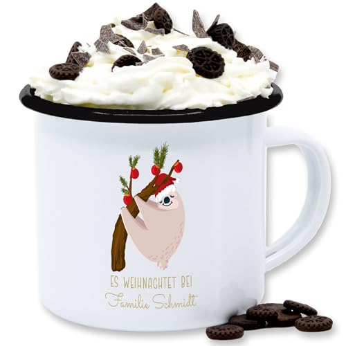 Emaille Tasse Blechtasse - Weihnachten Weihnachtstasse - Es Weihnachtet bei - Weihnachtsfaultier Faultier - 300 ml - Weiß Schwarz - christmas weihnachtsmotiven weihnachtszeit weihnachtsmotiv von Geschenk mit Namen personalisiert by Shirtracer