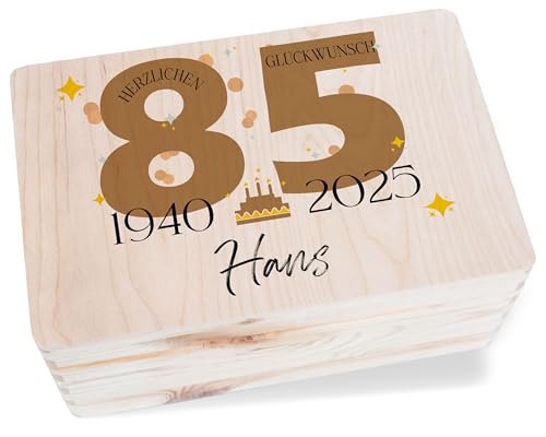Erinnerungsbox - Holzkiste zum 85. Geburtstag – Geschenkbox mit Namen für Männer & Frauen | Ideal für Geburtstagskarten zum 85ten, Geldgeschenke & persönliche Geschenke | Geschenkverpackung für Erinnerungsbox - Holzkiste zum 85. Geburtstag – Geschenkbox mit Namen für Männer & Frauen | Ideal für Geburtstagskarten zum 85ten, Geldgeschenke & persönliche Geschenke | Geschenkverpackung für von Geschenk mit Namen personalisiert by Shirtracer