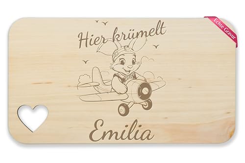 Frühstücksbrettchen Holz Herz - Hier krümelt Name Hase Flugzeug - 22,5x12,5 - Holz - ostern oster von Geschenk mit Namen personalisiert by Shirtracer