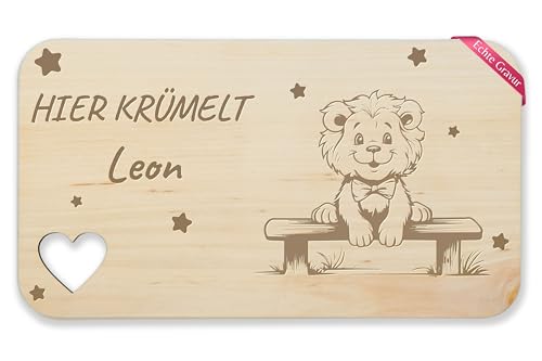 Frühstücksbrettchen Holz Herz - Hier krümelt Name Löwe I Lion I Frühstücksbrett Löwen Geschenk personalisiert - 22,5x12,5 - Holz - personalisierte geschenke kinder brettchen und individuell von Geschenk mit Namen personalisiert by Shirtracer