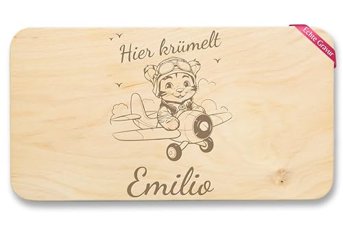 Frühstücksbrettchen Holz - Hier krümelt Name Tiger Flugzeug - 22x12 - Holz - personalisierte geschenke kinder von Geschenk mit Namen personalisiert by Shirtracer