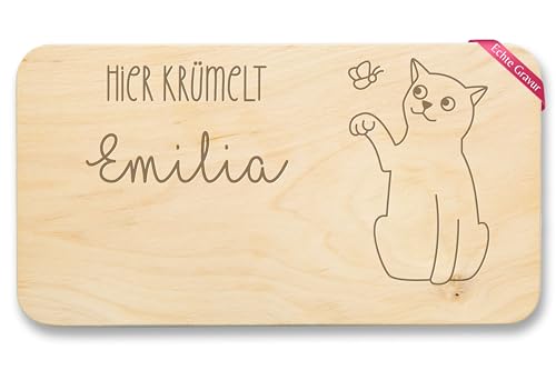 Frühstücksbrettchen Holz - Hier krümelt Katze Name Geschenk Katzenliebhaber Katzen Cat - 22x12 - Holz - für personalisierte geschenke kinder motiv von Geschenk mit Namen personalisiert by Shirtracer