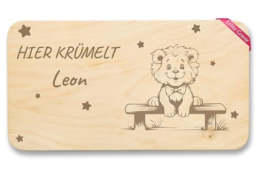 Frühstücksbrettchen Holz - Hier krümelt Name Löwe Lion Löwen Geschenk - 22x12 - Holz - geschenke kinder tier frühstücksbrett wunschtext kind gravur und brettchen von Geschenk mit Namen personalisiert by Shirtracer