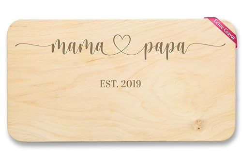 Frühstücksbrettchen Holz Natur - Mama und Papa est Jahreszahl I Geschenk Eltern zu Weihnachten I Geschenkidee Geburt für Eltern - 22x12 - Holz - geburtsgeschenk to be brettchen werden Frühstücksbrettchen Holz Natur - Mama und Papa est Jahreszahl I Geschenk Eltern zu Weihnachten I Geschenkidee Geburt für Eltern - 22x12 - Holz - geburtsgeschenk to be brettchen werden von Geschenk mit Namen personalisiert by Shirtracer