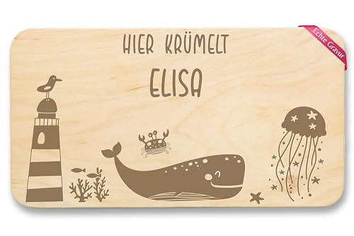 Frühstücksbrettchen Holz Natur - Tiere - Maritim Hier krümelt mit Name personalisiert I Mediterran I Meer I Küste I Leuchtturm I Wal I Krebs I Qualle I Tier Motive Kinder mit Namen - 22x12 - Holz von Geschenk mit Namen personalisiert by Shirtracer