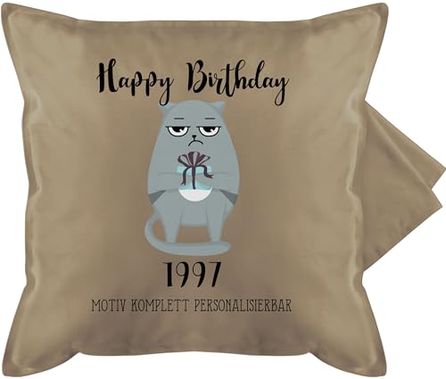 Geschenk mit Namen personalisiert by Shirtracer Kissenbezug - Geburtstag Kissen Bedruckt - Happy Birthday Geburtsjahr - Wunschtext Grumpy Katze - 50 x 50 cm - Beige - kissenhüllen kissenhülle von Geschenk mit Namen personalisiert by Shirtracer