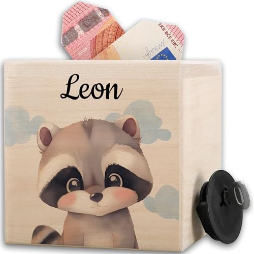 Holz Spardose Süßer Waschbär personalisiert I Waschbären Spardose Holz Kinder mit Name I Taschengeld Sparbüchse Waschbär I Waschbär Kindermotiv I Raccoons - 10x10cm - Holz - Geschenke Tiere von Geschenk mit Namen personalisiert by Shirtracer