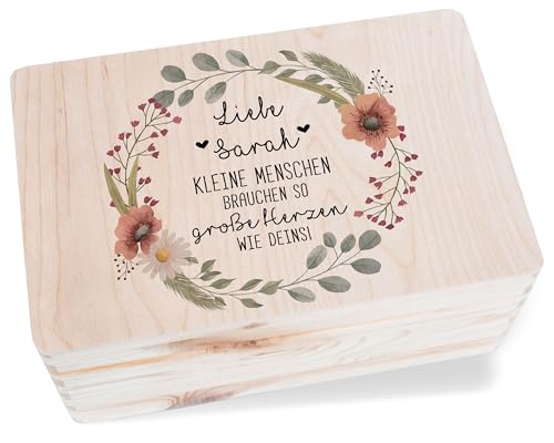 Holzkiste Erinnerungsbox - Holzbox Kleine Menschen brauchen so große Herzen personalisiert I Tagesmutter Abschied Geschenk Erzieherin Weihnachten Geschenk Kita I Lehrer - 30 x 20 x 14 - Holz Holzkiste Erinnerungsbox - Holzbox Kleine Menschen brauchen so große Herzen personalisiert I Tagesmutter Abschied Geschenk Erzieherin Weihnachten Geschenk Kita I Lehrer - 30 x 20 x 14 - Holz von Geschenk mit Namen personalisiert by Shirtracer