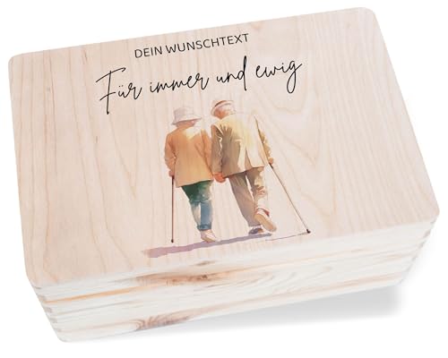 Holzkiste Erinnerungsbox - Pärchen - Altes Paar Für immer und ewig mit Wunschtext personalisiert I Hochzeitstag Geschenk Ehepaar SiIberhochzeit Geschenk Goldene Hochzeit - 30 x 20 x 14 - Holz von Geschenk mit Namen personalisiert by Shirtracer