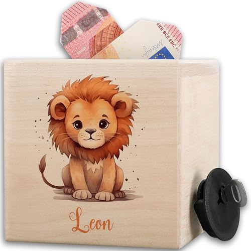 Kinder Holzspardose Löwe I Spardose Kind mit Namen Personalisiert I Geschenk Holz Spardose Niedlicher Löwe Junge I Holzsparbox Tiermotiv Für Kinder - 10x10cm - Holz - kinderspardose von Geschenk mit Namen personalisiert by Shirtracer
