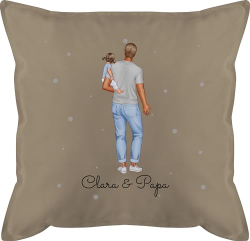 Kissen 50x50 - zum Vatertag - Papa Baby Geschenk I Werdender Vater Geschenkidee - 50 x 50 cm - Beige - personalisierte personalisiertes Vatertagsgeschenk füllung für väter Papas dad papatags von Geschenk mit Namen personalisiert by Shirtracer