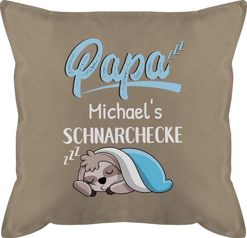 Kissen 50x50 - zum Vatertag - Papas Schnarchecke Papa Schnarchplatz - 50 x 50 cm - Beige - zierkissen personalisierte Vater personalisiertes Vatertagsgeschenk kopfkissen für Geschenke an väter von Geschenk mit Namen personalisiert by Shirtracer