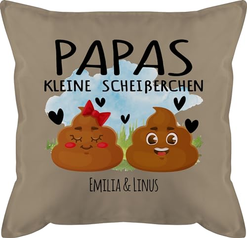 Kissen 50x50 - zum Vatertag - Papas kleine Scheißerchen I Papas Stinker 2 Kinder Kackhaufen - 50 x 50 cm - Beige - personalisierte Vatertagsgeschenk Papa Geschenke Vater Geburtstagsgeschenk für von Geschenk mit Namen personalisiert by Shirtracer