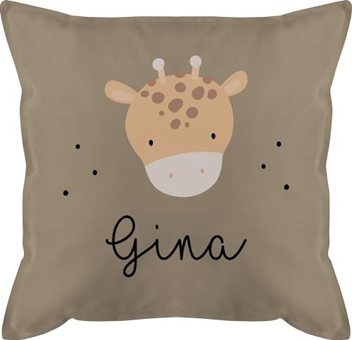 Geschenk mit Namen personalisiert by Shirtracer Kissen 50x50 - Süße Giraffe Giraffen Giraffenmotiv - 50 x 50 cm - Beige - Name von Geschenk mit Namen personalisiert by Shirtracer