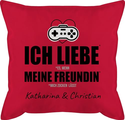 Kissen 50x50 - Partner - Ich Liebe es wenn Meine Freundin Mich zocken lässt - Name anpassbar - 50 x 50 cm - Rot - zierkissen personalisiertes Geschenke personalisierte für Meinen zocker von Geschenk mit Namen personalisiert by Shirtracer