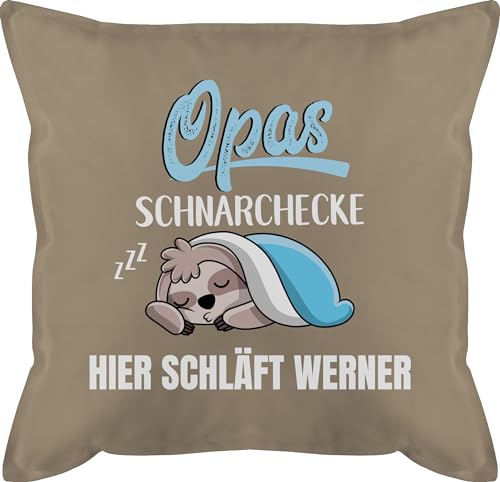 Kissen 50x50 - Opas Schnarchecke Faultier - Opa Geschenk - 50 x 50 cm - Beige - personalisiertes Geschenke für schnarcher schnarch Kissenbezug lustige personalisierte Schnarchen bezug Name füllung von Geschenk mit Namen personalisiert by Shirtracer