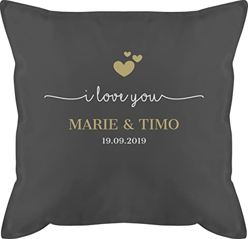 Kissen 50x50 - Partner Ideen - I Love You mit Namen Datum - 50 x 50 cm - Grau - Kissenbezug Liebe partnerpillow für Paare Freund und Freundin kopfkissen Herz pärchenkisse valentinstaggeschenk von Geschenk mit Namen personalisiert by Shirtracer