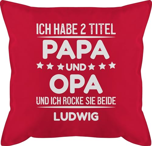 Kissen 50x50 - zum Vatertag - Ich Habe Zwei Titel - Papa und Opa - mit Name - 50 x 50 cm - Rot - personalisierte Geschenke für Vater Vatertagsgeschenk personalisiertes väter Geschenkidee von von Geschenk mit Namen personalisiert by Shirtracer