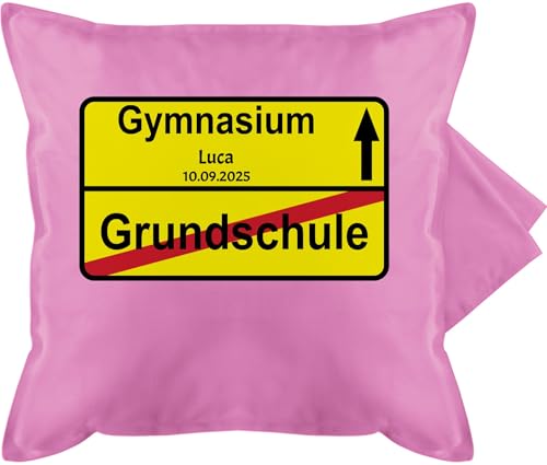 Kissenbezug - Grundschulabschluss - Ortsschild - Grundschule ins Gymnasium mit Name und Datum | Gymnasium 5. Klasse Geschenk | Gymnasium Einschulung | Grundschule Abschied Gymnasium - 50 x 50 cm Kissenbezug - Grundschulabschluss - Ortsschild - Grundschule ins Gymnasium mit Name und Datum | Gymnasium 5. Klasse Geschenk | Gymnasium Einschulung | Grundschule Abschied Gymnasium - 50 x 50 cm von Geschenk mit Namen personalisiert by Shirtracer
