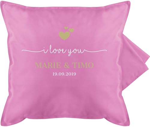 Kissenbezug - Kissen Ideen - I Love You mit Namen Datum I Partner Geschenk I Paar Geschenk Beziehung I Liebesgeschenk - 50 x 50 cm - Pink - Girlfriend Pillow paarkissen Valentinstag u kuschelkissen Kissenbezug - Kissen Ideen - I Love You mit Namen Datum I Partner Geschenk I Paar Geschenk Beziehung I Liebesgeschenk - 50 x 50 cm - Pink - Girlfriend Pillow paarkissen Valentinstag u kuschelkissen von Geschenk mit Namen personalisiert by Shirtracer