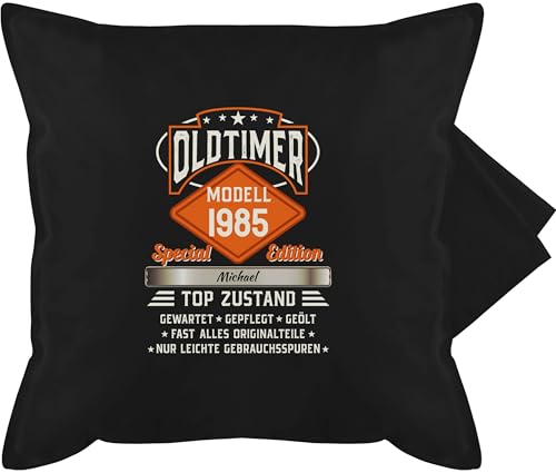 Kissenbezug - 40. Geburtstag - Kissen - Oldtimer Special Vintage 1985 mit Name - 50 x 50 cm - Schwarz - personalisierte Geschenke 1983 zum 40.Geburtstag 40 Jahre Modell 40.Ten 66 40zigster Years Kissenbezug - 40. Geburtstag - Kissen - Oldtimer Special Vintage 1985 mit Name - 50 x 50 cm - Schwarz - personalisierte Geschenke 1983 zum 40.Geburtstag 40 Jahre Modell 40.Ten 66 40zigster Years von Geschenk mit Namen personalisiert by Shirtracer