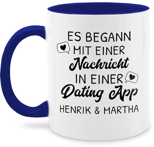 Tasse Tassen 325ml - Partnertasse Partnerin - Es begann mit einer Nachricht in einer Dating App - 325 ml - Dunkelblau - valentinstassen personalisierte pärchen glühweintassen partnertasssen von Geschenk mit Namen personalisiert by Shirtracer