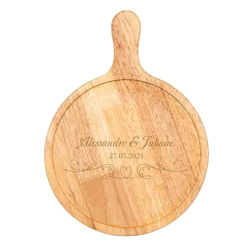 Deko-Holzbrettchen zur Hochzeit (Motiv 4) | personalisiert mit Namen und Datum | rundes Holzbrett zum Anrichten | vielseitiges Servierbrett mit Griff | praktisches Pizzabrett von Geschenke 24
