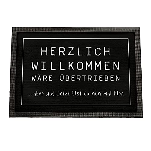 Fußmatte mit Spruch Herzlich Willkommen wäre übertrieben Aber jetzt bist du Nun mal Hier | 75x50 cm | Schmutzfangmatte | lustige Türmatte | Fußabstreifer Haustür aus Filz | Geschenk Weihnachten von Geschenke 24