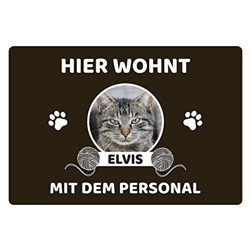 Geschenke 24 | Fußmatte personalisiert Hier wohnen Katzen (Braun - 1 Katze, Ohne Rand - 60x40cm) | mit Wunschfoto und Namen Bedruckt | lustige Schmutzfangmatte für Katzenliebhaber | Haustür von Geschenke 24